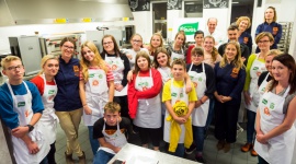 „Pomaganie przez gotowanie”, czyli nauka samodzielności Problemy społeczne, BIZNES - W Poznaniu odbyły się warsztaty kulinarne dla wychowanków domów dziecka