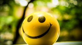 Uśmiechnij się! Dziś Światowy Dzień Uśmiechu Styl życia, LIFESTYLE - Każdego roku, w pierwszy piątek października obchodzony jest Światowy Dzień Uśmiechu. W tym roku wypada on 4 października. Pomysłodawcą święta był Harvey Ball, twórca tzw. „smiley face”, czyli znanego na całym świecie symbolu żółtej uśmiechniętej buzi.
