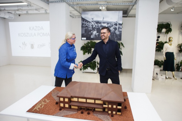 „#Każda koszula pomaga” w budowie szkoły w Ghanie Styl życia, LIFESTYLE - Omenaa Foundation we współpracy z marką E.Wedel realizuje kolejną edycję akcji charytatywnej „#Każda koszula pomaga”.