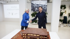 „#Każda koszula pomaga” w budowie szkoły w Ghanie