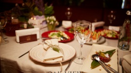 S.O.S. – kolacja przy świecach! Styl życia, LIFESTYLE - Na dworze zimno i nie wiecie z drugą połówką co robić? Skończyły się wam pomysły na wspólne romantyczne wyjścia, a znajomi zawiedli? Z odsieczą przybywa Oak View. Poznajcie kilka rad, by zorganizować niezapomnianą kolację przy świecach w domu.