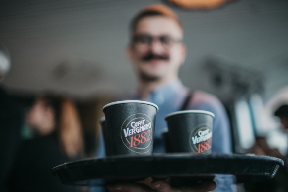 Znamy zwycięzców Race to Racer i Best Barista Caffè Vergnano! Styl życia, LIFESTYLE - W weekend w Krakowie wyłoniono laureatów dwóch prestiżowych konkursów baristycznych organizowanych przez Caffè Vergnano. Tytuł Best Barista 2019 przypadł Mariuszowi Bałutowi, natomiast najlepszym basistą w konkursie Race to Racer okazał się Szymon Kiełbasa.