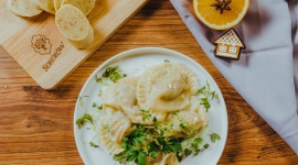 Święta pełne dobrego smaku Styl życia, LIFESTYLE - Trudno wyobrazić sobie Boże Narodzenie bez wyjątkowych smaków i aromatów. Smakowite, tradycyjne dania są nieodłącznym elementem rodzinnych, uroczystych spotkań. Sokołów inspiruje do przygotowania potraw, które zachwycą gości znakomitym smakiem i efektowną prezentacją.