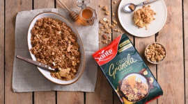 Złoty deser Styl życia, LIFESTYLE - Jesień to czas, kiedy szczególnie nachodzi nas ochota na słodkie, ciepłe i pożywne wypieki. Deser, który zasługuje na kulinarne złoto to Jabłkowe Crumble z orzechową Granolą Gold Sante.