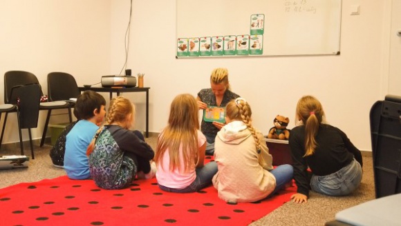 Teddy Eddie – zabawny miś, który bawi, uczy i wychowuje Styl życia, LIFESTYLE - Kilkoro dzieci, sześcio- i siedmiolatków, z uśmiechem wchodzi do jednej z sal w szkole językowej. Doskonale wiedzą, że za chwilę z kolorowego pudełka wyskoczy sympatyczny miś. O kim mowa? To Teedy Eddie.