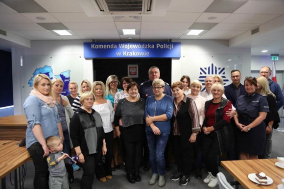 Fundacja, która zmienia ludzkie życia Problemy społeczne, BIZNES - 22 lata działalności, 240 rodzin w całej Polsce, które otrzymują regularną pomoc. To bilans działań Fundacji Pomocy Wdowom i Sierotom po Poległych Policjantach. Każda rodzina podopiecznych to osobna historia zmagania się z traumą po stracie najbliższej osoby.