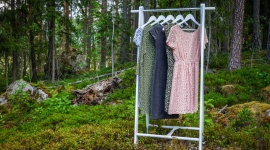 4 proste sposoby na eko szafę Styl życia, LIFESTYLE - Decyzje, które podejmujemy każdego dnia, wpływają na jakość naszego środowiska przez całe lata. Na szczęście mamy dla Was 4 proste, praktyczne nawyki, które może przyjąć każdy miłośnik mody, aby wywrzeć pozytywny wpływ na planetę bez radykalnej zmiany stylu życia.