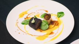 Wszystkie smaki według Leonardo da Vinci Styl życia, LIFESTYLE - Jak wyglądała kuchnia mistrza z Vinci? Czy można przenieść renesansowe smaki do czasów współczesnych i dlaczego nie należy pić wina na pusty na żołądek – oto, czego można było dowiedzieć się podczas uroczystej kolacji z okazji 500. rocznicy urodzin Leonardo da Vinci.