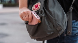 Jak odciążyć damską torebkę i ulżyć kręgosłupowi? Styl życia, LIFESTYLE - Jak nauczyć się trudnej sztuki eliminacji ilości przenoszonych przedmiotów? I co naprawdę powinno się znaleźć w damskiej torebce?