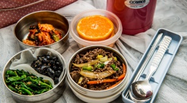 Czym się kierować przy wyborze cateringu dietetycznego Styl życia, LIFESTYLE - Choroba, alergie i nietolerancje pokarmowe, chęć redukcji masy ciała, ciąża, brak czasu – ile osób, tyle powodów, dla których sięgamy po catering dietetyczny.