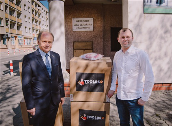 Tooles wspiera lekarzy w walce z koronawirusem Styl życia, LIFESTYLE - Lekarze, pielęgniarki, sanitariusze i ratownicy medyczni – to oni w tym trudnym czasie są najbardziej narażeni na zakażenie koronawirusem, stojąc na pierwszej linii walki z chorobą.