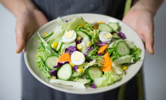 Sałatkowe inspiracje z przyprawami Vegeta Natur Styl życia, LIFESTYLE - Nadejście wiosny to idealny moment, w którym warto zadbać o swój codzienny jadłospis. Sklepy są pełne kolorowych i pysznych warzyw, które właśnie o tej porze roku smakują najlepiej.