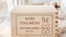 Spersonalizowany prezent bez wychodzenia z domu? Setki pomysłów na Giftbay.pl Styl życia, LIFESTYLE - Zbliżające się urodziny, imieniny bądź rocznice wiążą się z odwiecznym dylematem – jaki prezent będzie najbardziej odpowiedni na daną okazję? Co wybrać, aby sprawić radość obdarowywanej osobie? Z myślą o wszystkich, którzy poszukują oryginalnych upominków powstał Giftbay.pl.
