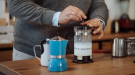 Dobra kawa na złe czasy. Jak ją zrobić bez wychodzenia z domu Styl życia, LIFESTYLE - Siedzimy w domu, wieje nudą, albo nie możemy skupić się na pracy.