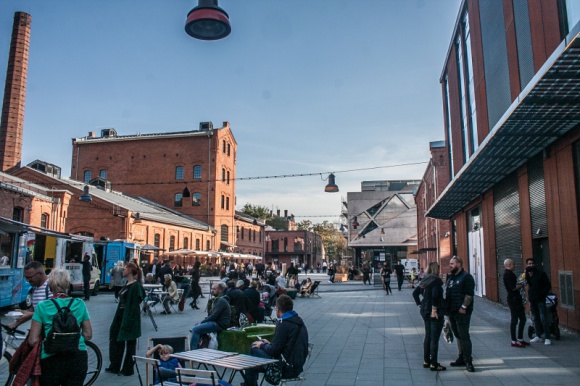 Nowy sezon w odmienionej przestrzeni w Centrum Praskim Koneser Styl życia, LIFESTYLE - Centrum kulturalno-rozrywkowe na warszawskiej Pradze, zapowiada aktywności na kolejny sezon. Ogólnodostępny Plac Konesera zaoferuje większe ogródki restauracyjne i nową aranżację trenów zielonych.