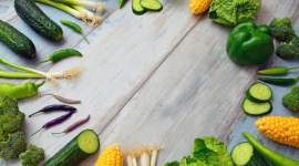 Więcej warzyw na talerzu Styl życia, LIFESTYLE - To, że warzywa i owoce to samo zdrowie – wiemy od dziecka. Ale czy rzeczywiście jemy wystarczającą ilość darów natury? Zdaniem Mariusza Budrowskiego, twórcy projektu „Odmładzanie na surowo” wciąż za mało.