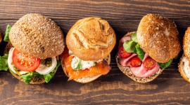 Masz dość chleba i bułek? Prezentujemy 3 pyszne zamienniki pieczywa Styl życia, LIFESTYLE - Polacy nie wyobrażają sobie życia bez kanapek. Jemy je na śniadanie, zabieramy do pracy czy serwujemy jako przystawkę podczas spotkań towarzyskich. Niestety, nawet największy przysmak jedzony zbyt często może się znudzić, dlatego przedstawiamy alternatywne pomysły dla kanapek.