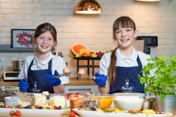 Gaja i Sonia dla dzieci w warszawskich Domów Dziecka Styl życia, LIFESTYLE - Finalistki Masterchef Junior połączyły siły, by z okazji Międzynarodowego Dnia Dziecka zrobić niespodziankę podopiecznym Zespołu do obsługi Placówek Opiekuńczo Wychowawczych nr 2 w Warszawie.