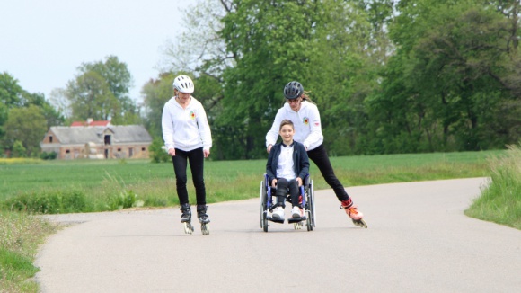 Maraton na rolkach przez 27 dni. Jadą z pomocą dla chłopca, który nie czuje bólu