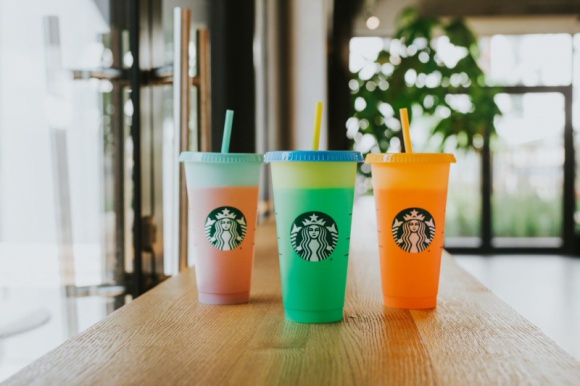 Letnie nowości Starbucks – Kubki zmieniające kolor!