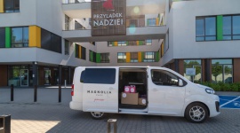 Akcja „Magnolia Park Pomaga” na finiszu. Co udało się zrobić? Styl życia, LIFESTYLE - Po kilku tygodniach zakończył się program „Magnolia Park Pomaga” – duże wsparcie trafiło do wielu potrzebujących osób. Udało się pomóc dzieciom, pracownikom służby zdrowia, seniorom i mężczyznom ze schroniska, a nawet zwierzętom z wrocławskiego zoo.