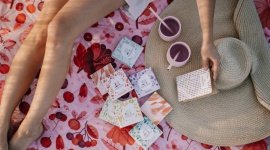 Najlepsze gadżety na wakacyjny piknik Styl życia, LIFESTYLE - W wakacje zazwyczaj lubimy spędzać wolny czas wśród ludzi, jednak, kiedy nasze ulubione atrakcje podlegają ścisłym ograniczeniom, musimy poszukać dla nich ciekawej alternatywy. Jeśli chcesz spędzić trochę czasu w otoczeniu przyrody, nie martwiąc się o tłumy, zaplanuj piknik.