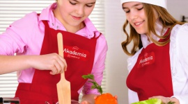 Od szkolnej ławki do wspólnego stołu – finał programu Akademia Uwielbiam Styl życia, LIFESTYLE - Dobiegła końca kolejna edycja ogólnopolskiego programu edukacyjnego Akademia Uwielbiam. Ponad 185 tysięcy uczniów klas VI-VIII poznało w niej zasady prawidłowego komponowania posiłków oraz tajniki zbilansowanego i wartościowego gotowania.