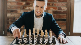 MIĘDZYNARODOWY DZIEŃ SZACHÓW Styl życia, LIFESTYLE - Od 1966 roku 20 lipca obchodzimy Międzynarodowy Dzień Szachów na pamiątkę utworzenia Międzynarodowej Federacji Szachowej, która powstała w Paryżu właśnie 20 lipca 1924r.