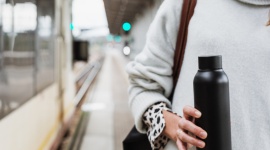 Bierz z siebie przykład na wakacjach Styl życia, LIFESTYLE - Codziennie staramy się wdrażać ekologiczne nawyki. Dbamy o nasze środowisko, podejmując odpowiednie działania, jak niemarnowanie wody i energii, segregowanie odpadów czy zminimalizowanie zużycia plastiku. Wakacje to czas zasłużonego odpoczynku od pracy i codziennych obowiązków.