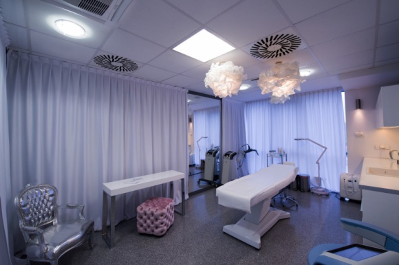 NAWODNIJ SKÓRĘ LATEM I CIESZ SIĘ PIĘKNĄ CERĄ Styl życia, LIFESTYLE - Choć początek lata nie był upalny, to na szczęście od pierwszych dni sierpnia możemy cieszyć się słoneczną pogodą i wysokimi temperaturami.