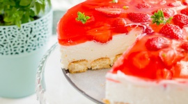 3 słodkie desery, dzięki którym łatwiej pogodzimy się z końcem wakacji Styl życia, LIFESTYLE - Wrześniowa aura z pewnością pozwoli nam jeszcze przez jakiś czas cieszyć się upalną pogodą. Powrót do pracy czy szkoły po okresie słodkiego lenistwa bywa trudny, dlatego warto jest go sobie umilić deserami. Podpowiadamy co przyrządzić, aby smaki lata zostały z nami na dłużej.