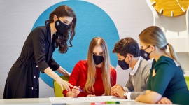 Maseczki, które zwalczają wirusy! Styl życia, LIFESTYLE - Nowoczesna technologia chroniąca przed koronawirusem wkracza do Polski. Jej efektem są pierwsze na świecie samoodkażające się maseczki.