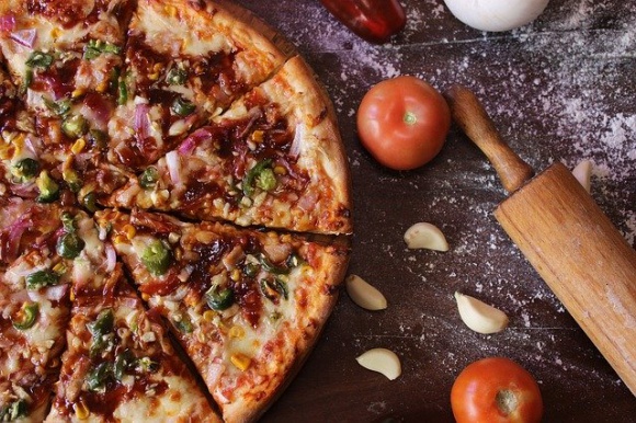Smaczniejszej pracy sobie nie wyobrazisz! Pizzerman z certyfikatem. Styl życia, LIFESTYLE - Czy wiesz, że pierwowzór pizzy powstał w starożytnym Egipcie? I że największą na świecie pizzę serwowano w Krakowie? Rekord Guinnessa należy do Polaków! Międzynarodowy Dzień Pizzy przypada na 9 lutego. Niemcy zjadają jej rocznie więcej niż Amerykanie, bo ponad 6,5 kg.