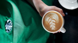 Starbucks obchodzi Dzień Kawy. Mówi o zmianach klimatu i zrównoważonym rozwoju Styl życia, LIFESTYLE - Starbucks wierzy, że wyjątkowa kawa może powstać wyłącznie z wyjątkowych ziaren, dlatego aż 99% swojej kawy pozyskuje z etycznych upraw w ramach autorskiego programu C.A.F.E. Practices. Z okazji Dnia Kawy, marka przypomina o kierowaniu się zasadą zrównoważonego rozwoju.