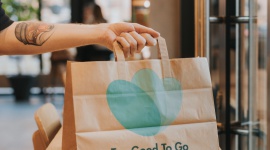 Starbucks podsumowuje pierwszy rok walki z marnowaniem jedzenia Styl życia, LIFESTYLE - Mija dokładnie rok od kiedy Starbucks oficjalnie podjął walkę z marnowaniem jedzenia w Polsce, dołączając do partnerów aplikacji Too Good To Go. W tym czasie firma uratowała ponad 150 tys. produktów przed wyrzuceniem i ograniczyła emisję CO2 do atmosfery o przeszło 110 ton!