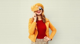 Jesień bez wychodzenia z domu – zadbaj o swój komfort Styl życia, LIFESTYLE - Pogoda nie rozpieszcza, a sytuacja na zewnątrz nie zachęca do wyjścia z domu. Poprawie nastroju nie pomaga jesienna chandra, która o tej porze roku dotyka wielu z nas. Podpowiadamy, co zrobić, by wprowadzić się w wyborny jesienny nastrój bez wychodzenia z domu.