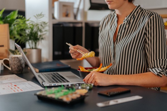 Pudełkowa wigilia dla pracownika w Nowej Soli Styl życia, LIFESTYLE - Brak zamówień na bożonarodzeniowy catering dla firm, to kolejny cios w branżę gastro.