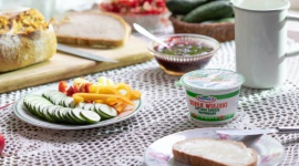Pół żartem, pół serio – 30 grudnia Dzień Serka Wiejskiego Styl życia, LIFESTYLE - 30 grudnia kilka lat temu zasłynął, choć nieco przypadkowo, jako Dzień Serka Wiejskiego.