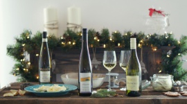Wino na Święta Bożego Narodzenia Styl życia, LIFESTYLE - Święta Bożego Narodzenia to przede wszystkim wspólnie spędzone chwile w rodzinnym gronie przy tradycyjnych oraz ulubionych daniach. Aby podkreślić wyjątkowy charakter świątecznych potraw podajmy do nich wina, które uwydatnią ich smak.