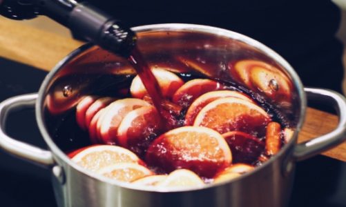 Przepisy na zimowe drinki, które rozgrzeją każdego