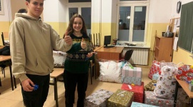 Białystok. Szkolni wolontariusze w akcji „Szlachetna Paczka” Styl życia, LIFESTYLE - Jak co roku wolontariusze Zespołu Szkół Społecznych Fundacji Edukacji „Fabryczna 10” pracują na rzecz akcji „Szlachetna paczka”. A uczniowie, pracownicy szkoły i rodzice przygotowują paczkę dla potrzebującej rodziny z Czeczenii.