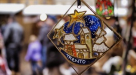 Włoskie tradycje świąteczne. Odkryj bożonarodzeniowe smaki regionu Trentino Styl życia, LIFESTYLE - Spragnieni odkrywania świata, nawet pozostając w Święta w domu, nadal możemy przeżyć je magicznie, poznając tradycje włoskiego Bożego Narodzenia. Każdy region zachował tam odrębne zwyczaje oraz wyjątkową kuchnię. Wielkie bogactwo smaków odnajdziemy w alpejskim regionie Trentino.