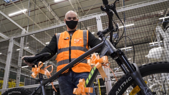 Amazon Box Stars - Gwiazdy dobroczynności wśród pracowników Amazon Problemy społeczne, BIZNES - 2020 to wyjątkowy rok, w którym niesienie pomocy innym jest szczególnie ważne. By docenić pracowników, którzy nie tylko wykonali w ostatnich miesiącach wspaniałą pracę, ale także wspierali potrzebujących, w Amazon powstał konkurs Box Stars.