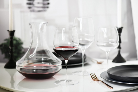 Ręcznie formowana kolekcja szkła Inel od Krosno Glass Styl życia, LIFESTYLE - Stylistyka Bożego Narodzenia i Nowego Roku kojarzy nam się z subtelnym pięknem, elegancją i nutą luksusu. Kolekcja Inel to tegoroczna nowość marki Krosno Glass. Ręcznie formowane kieliszki i karafki zachwycają unikatowym designem i kunsztem wykonania.