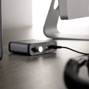 AudioengineD1 Innowacyjne systemy muzyczne, które współpracują ze wszystkimi urządzeniami i aplikacjami do przesyłania strumieniowego, bez względu na to, jak się łączysz i słuchasz.